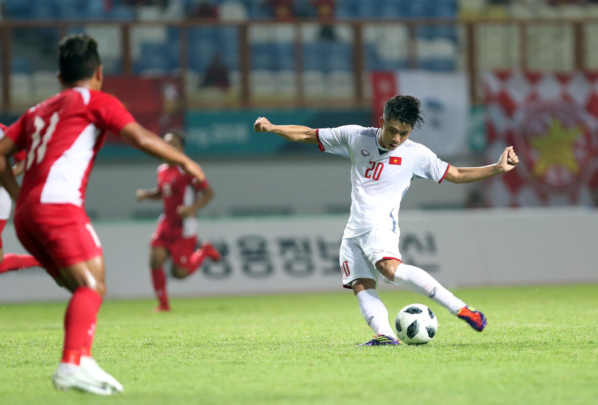 Olympic Việt Nam vào vòng 2, tranh ngôi đầu với Nhật