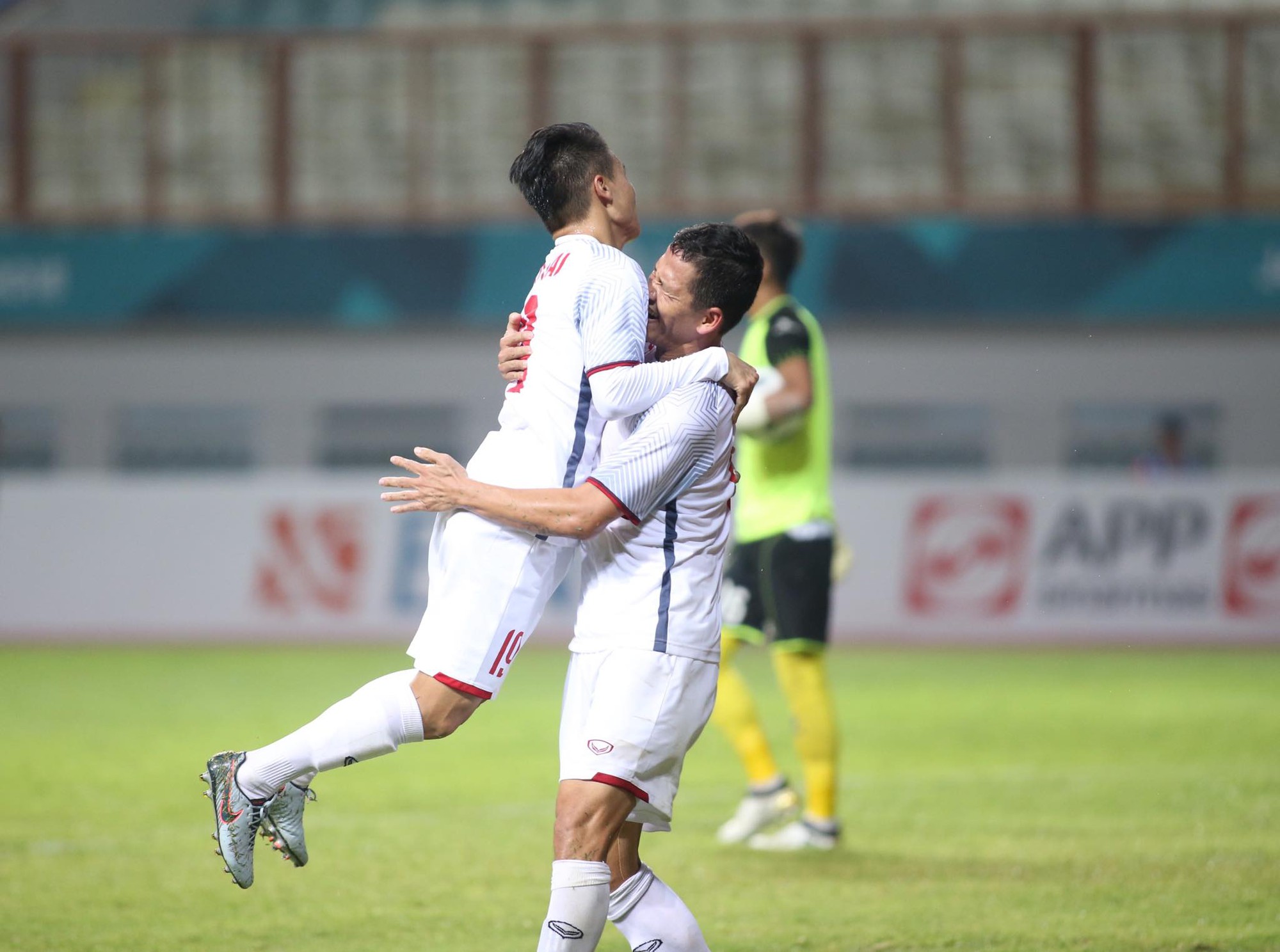 Anh Đức, Văn Đức lập c&ocirc;ng, Olympic Việt Nam đ&ograve;i ng&ocirc;i đầu từ Nhật Bản - Ảnh 2.