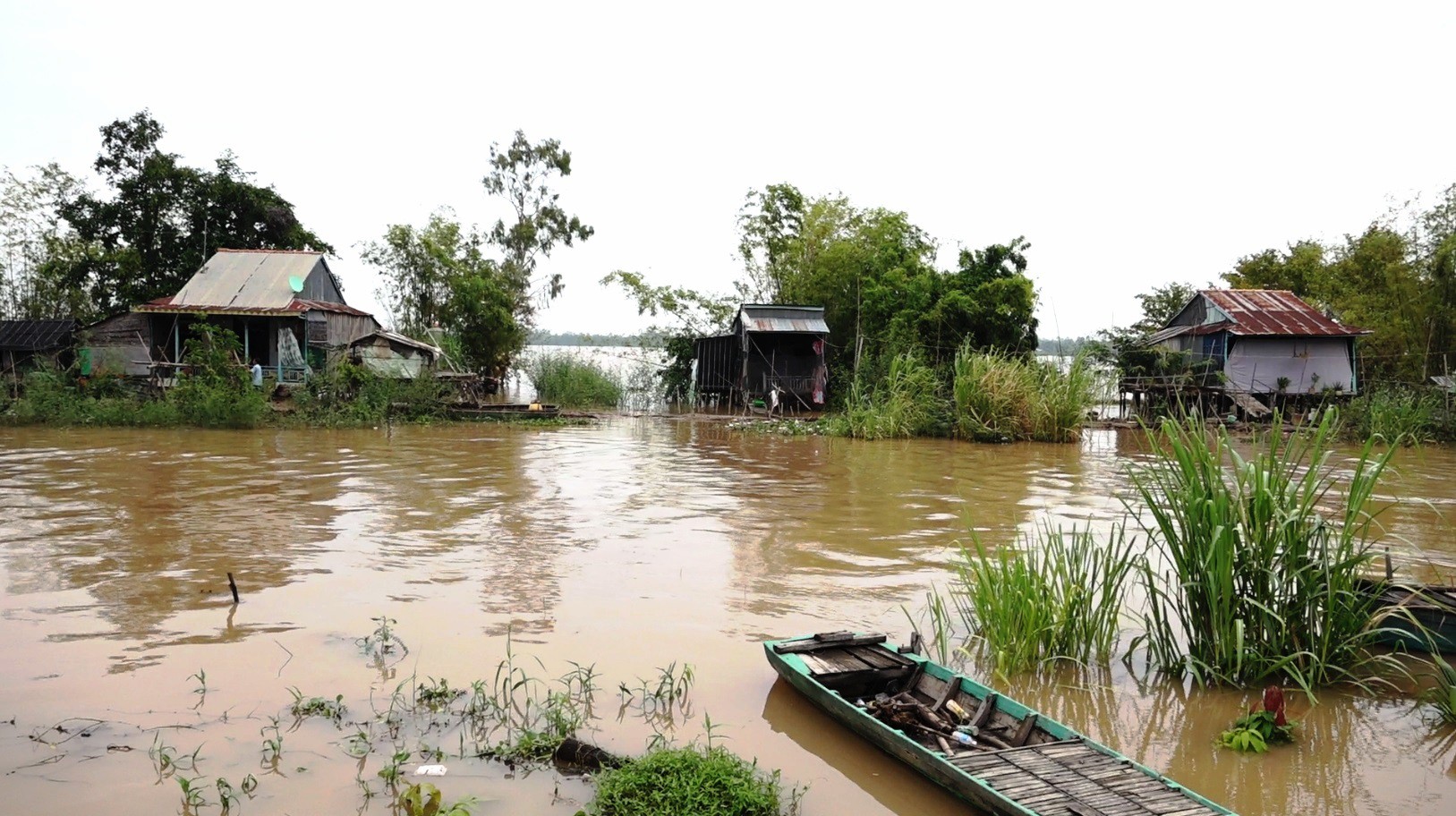 Dân đầu nguồn khẩn trương tìm cách “né” lũ lớn - Ảnh 3.