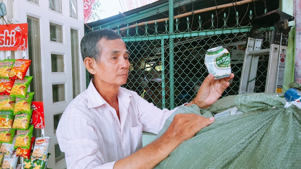Cụ ông “biến” những thứ tưởng như bỏ đi thành đồ chơi độc, lạ - Ảnh 2.