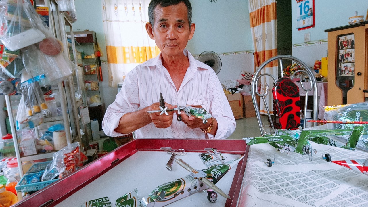 Cụ ông “biến” những thứ tưởng như bỏ đi thành đồ chơi độc, lạ