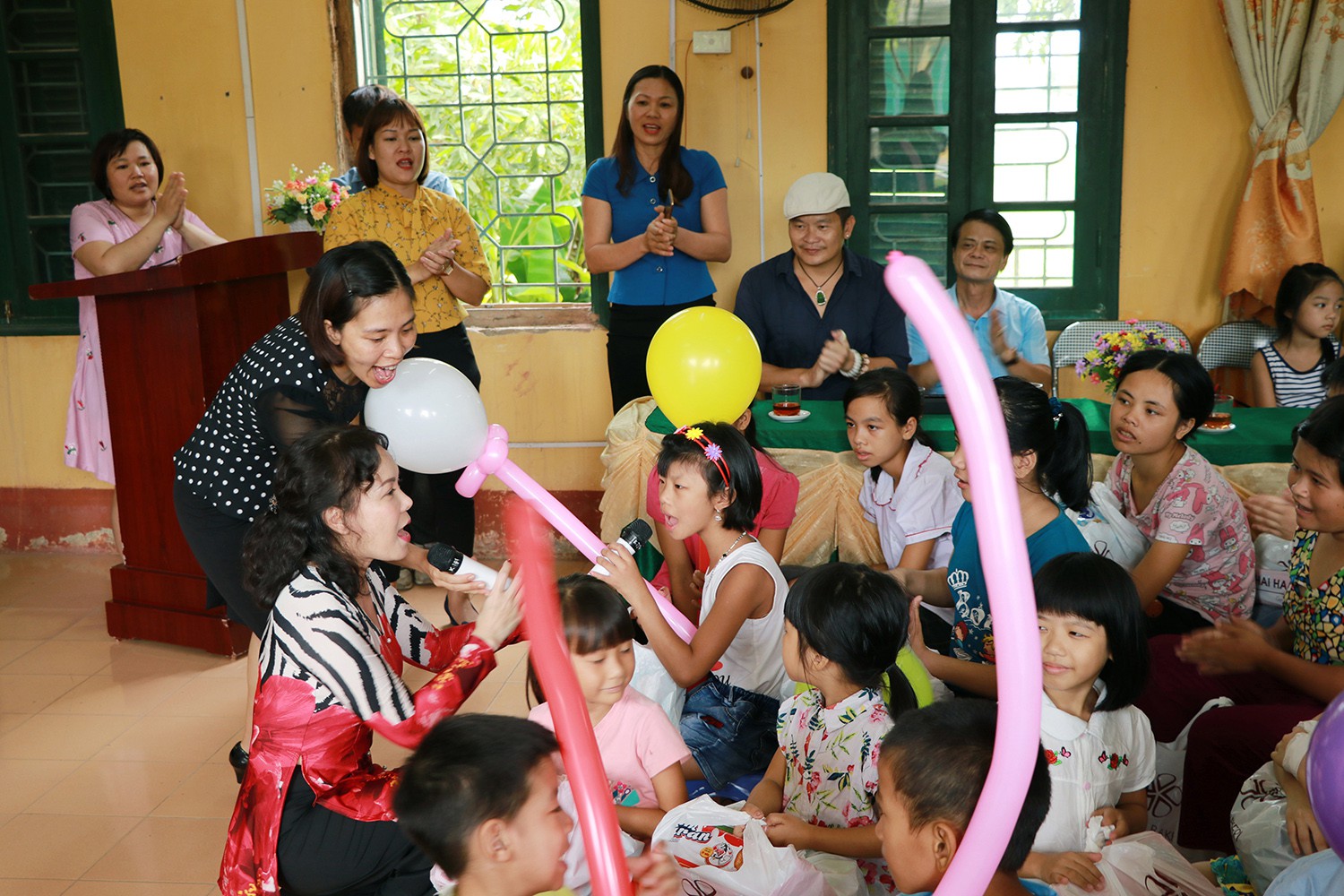 Nghệ sĩ Việt Hương dạy con làm từ thiện - Ảnh 2.