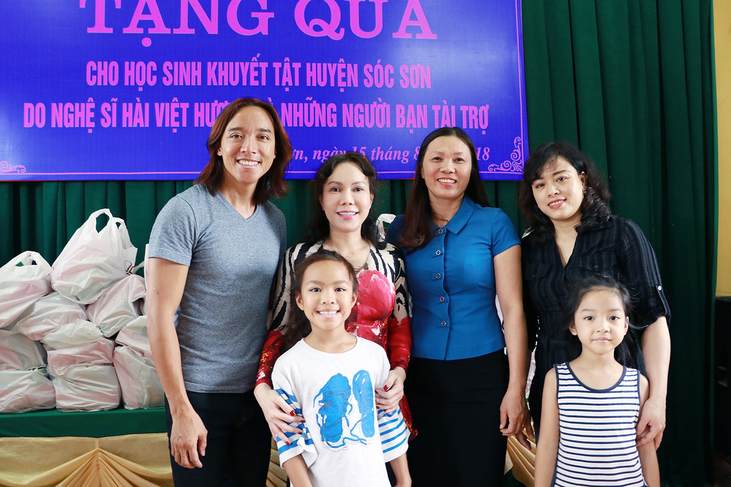 Nghệ sĩ Việt Hương dạy con làm từ thiện - Ảnh 4.