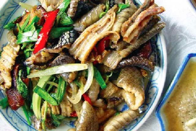 Hết hồn với đặc sản &ldquo;rắn 4 ch&acirc;n&rdquo; - Ảnh 2.
