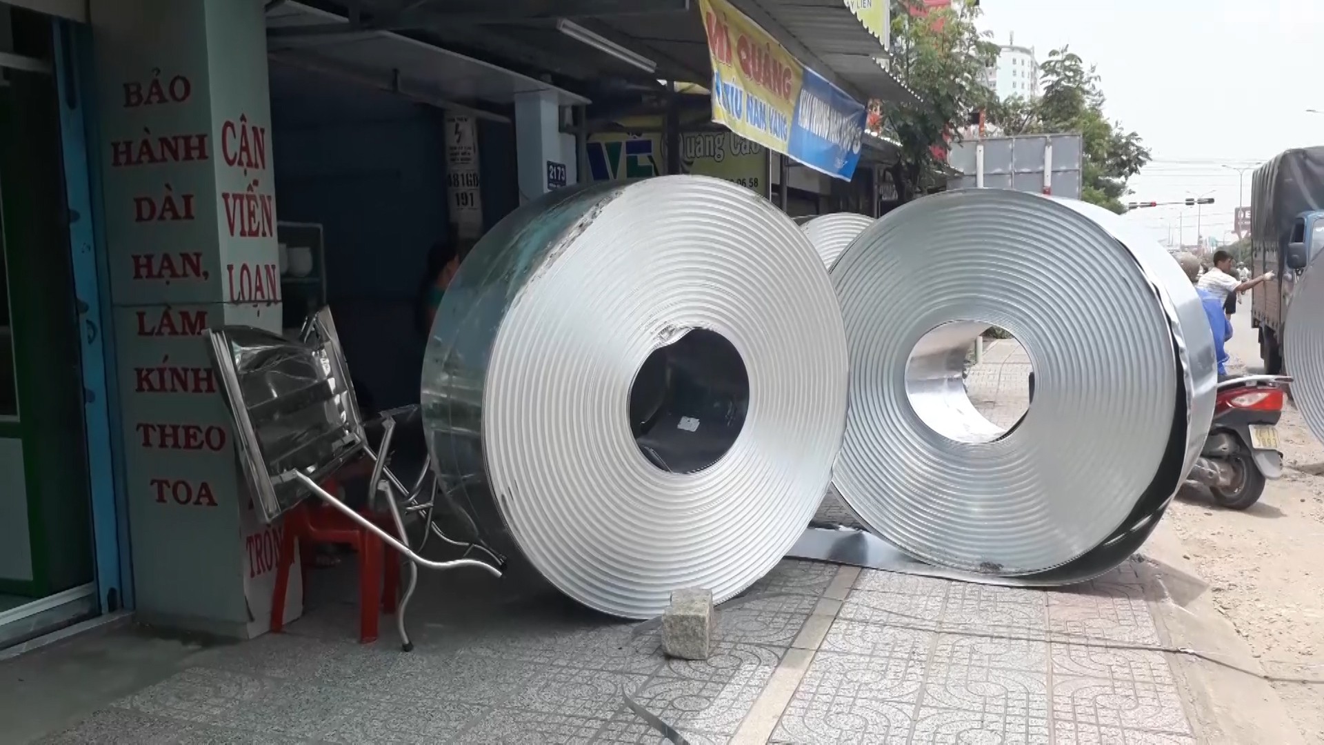 4 cuộn tôn nặng hàng chục tấn rơi từ trên xe xuống nhà dân