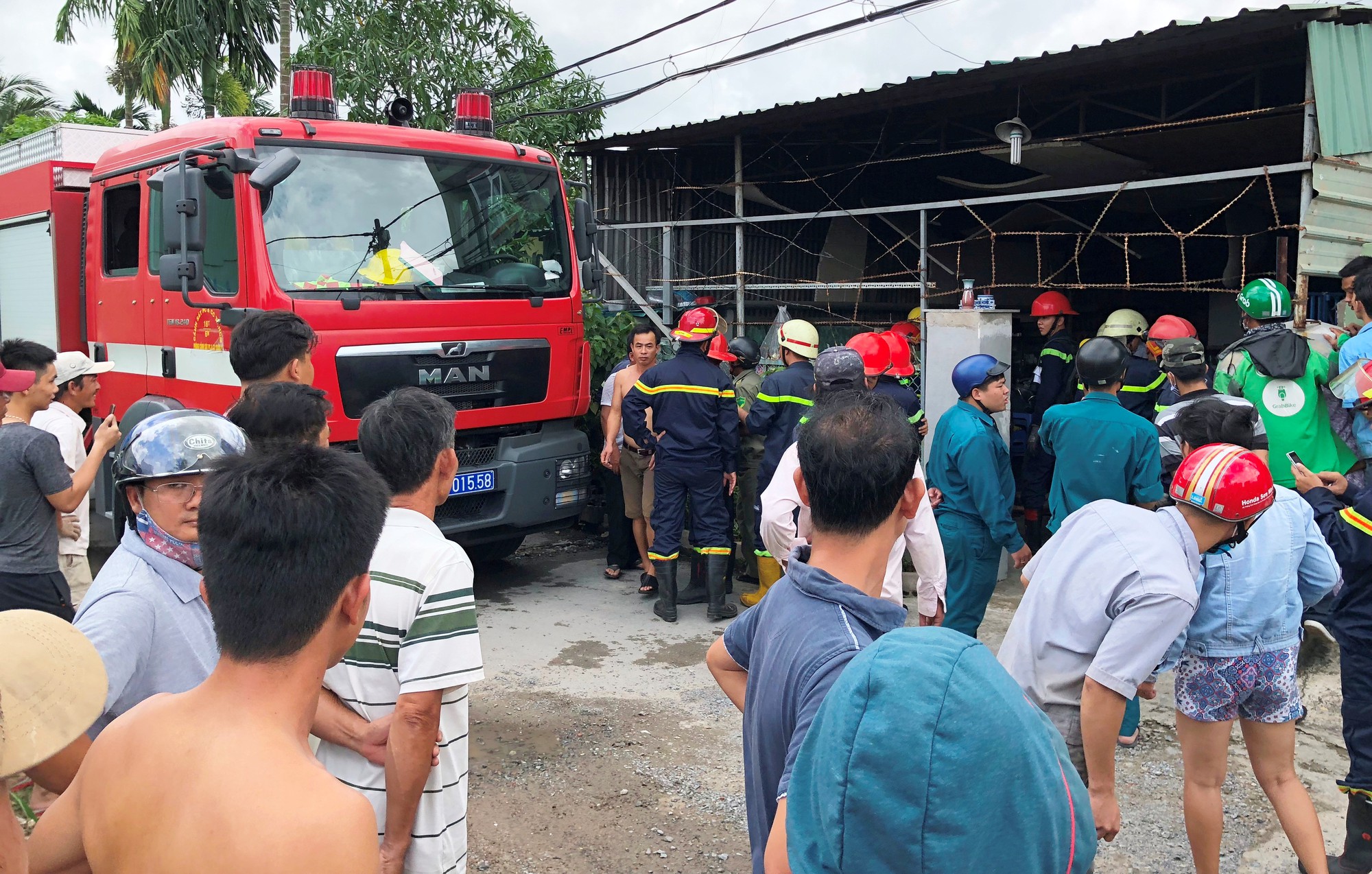 Ghen tu&ocirc;ng, chồng ph&oacute;ng hỏa đốt nh&agrave; g&acirc;y n&aacute;o loạn cả khu phố - Ảnh 1.