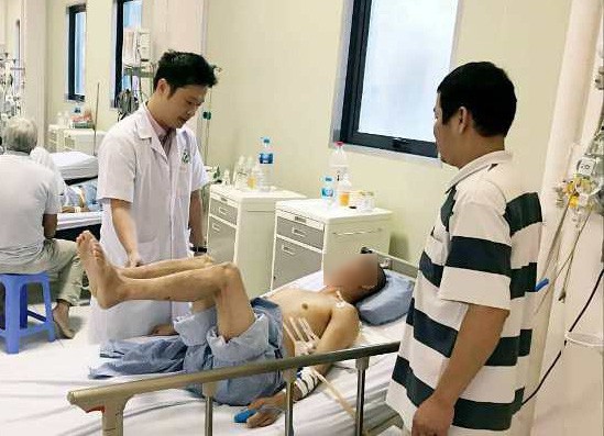 Hy hữu, người đ&agrave;n &ocirc;ng &ldquo;sống khoẻ&rdquo; d&ugrave; đinh 12 cm xuy&ecirc;n qua phổi, tuỷ - Ảnh 1.