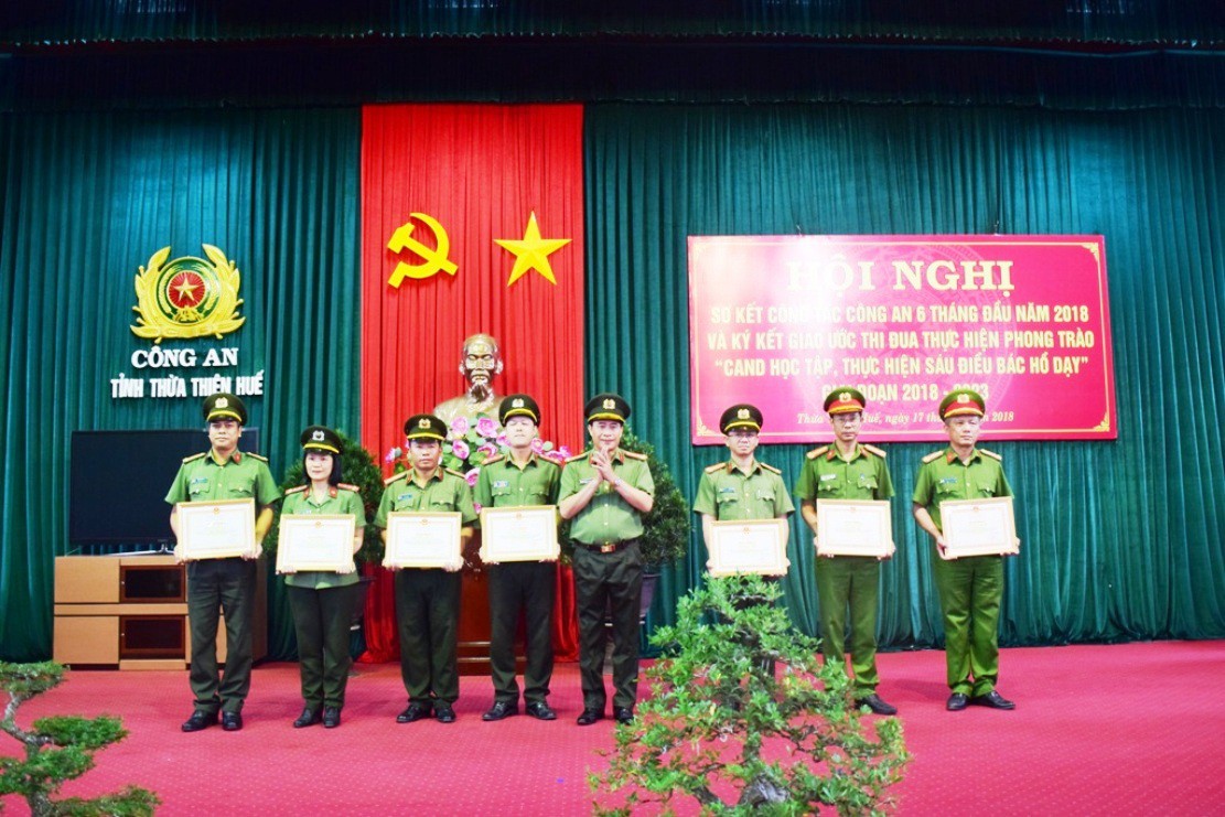 Công an Thừa Thiên-Huế có thêm 2 phó giám đốc mới - Ảnh 2.