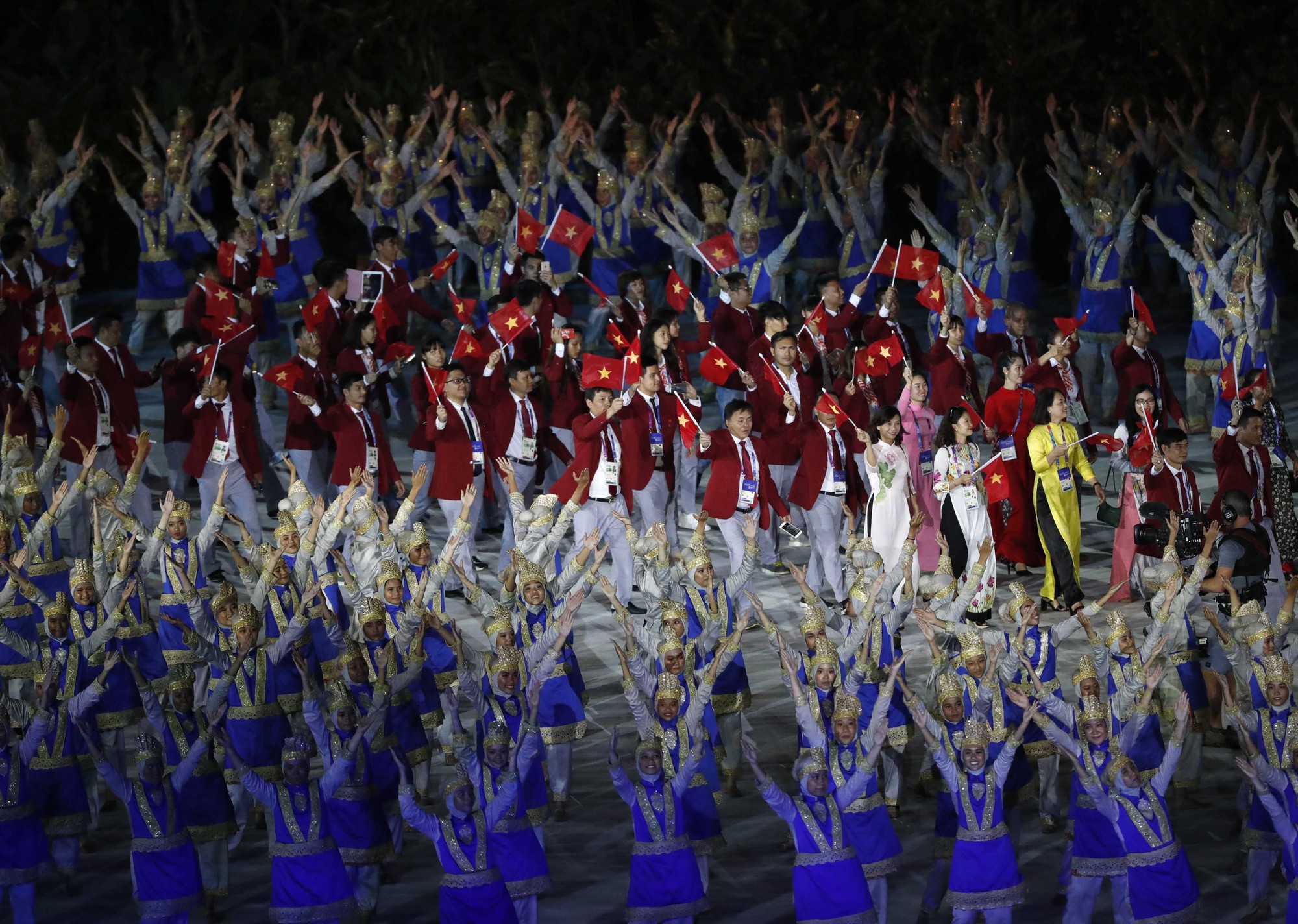 Quốc kỳ Việt Nam tung bay tại lễ khai mạc ASIAD 2018