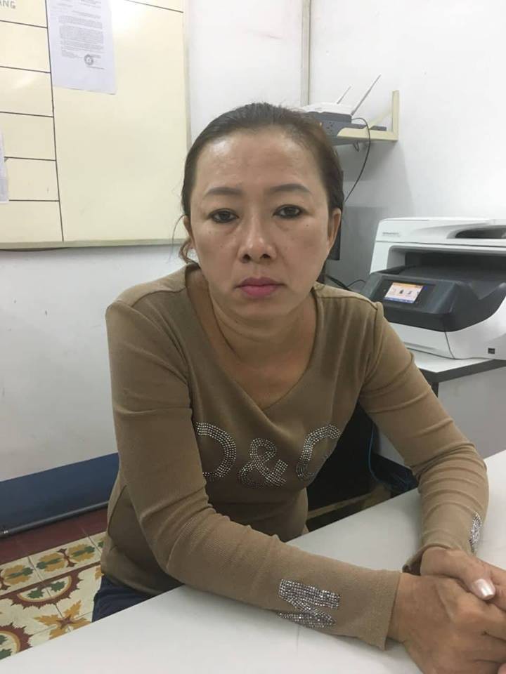 Bắt nóng 2 phụ nữ dàn cảnh trộm điện thoại ở trung tâm TP HCM - Ảnh 2.