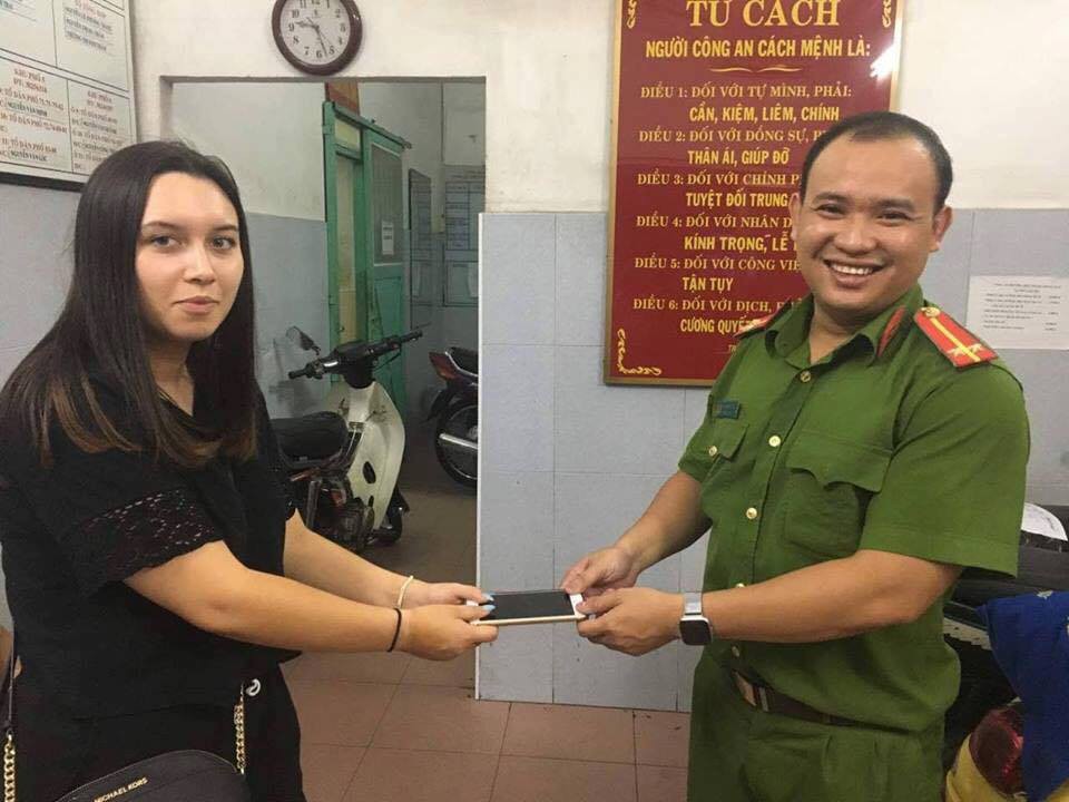 Bắt nóng 2 phụ nữ dàn cảnh trộm điện thoại ở trung tâm TP HCM - Ảnh 3.