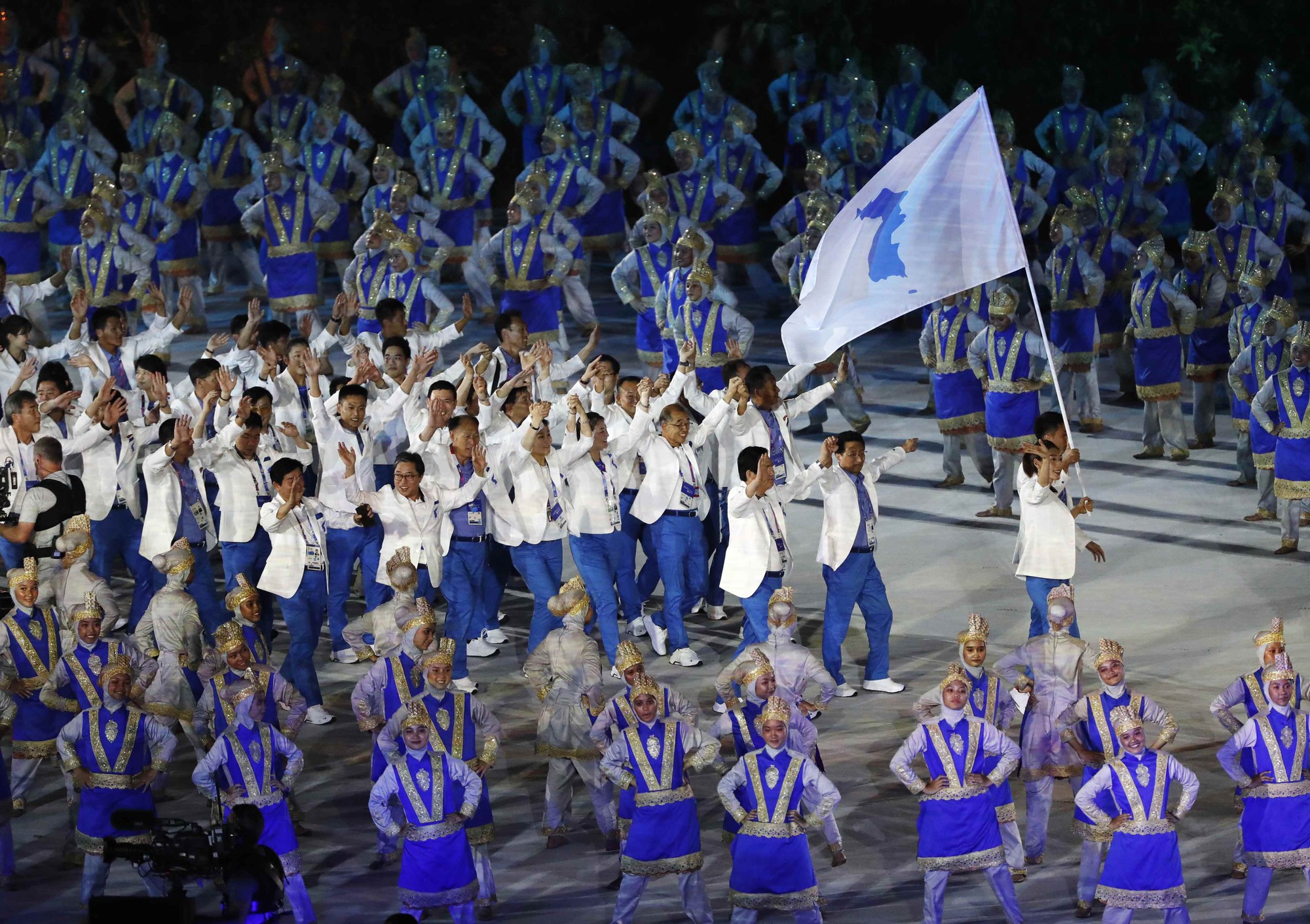 Quốc kỳ Việt Nam tung bay tại lễ khai mạc ASIAD 2018 - Ảnh 6.
