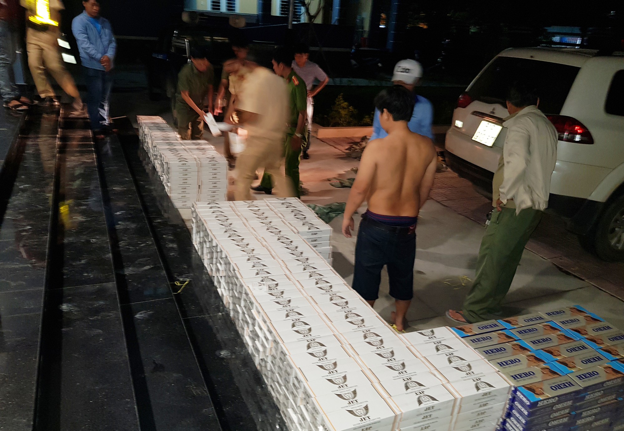TP HCM: CSGT v&acirc;y bắt 2 anh em ruột bu&ocirc;n lậu trốn trong b&atilde;i cỏ - Ảnh 1.