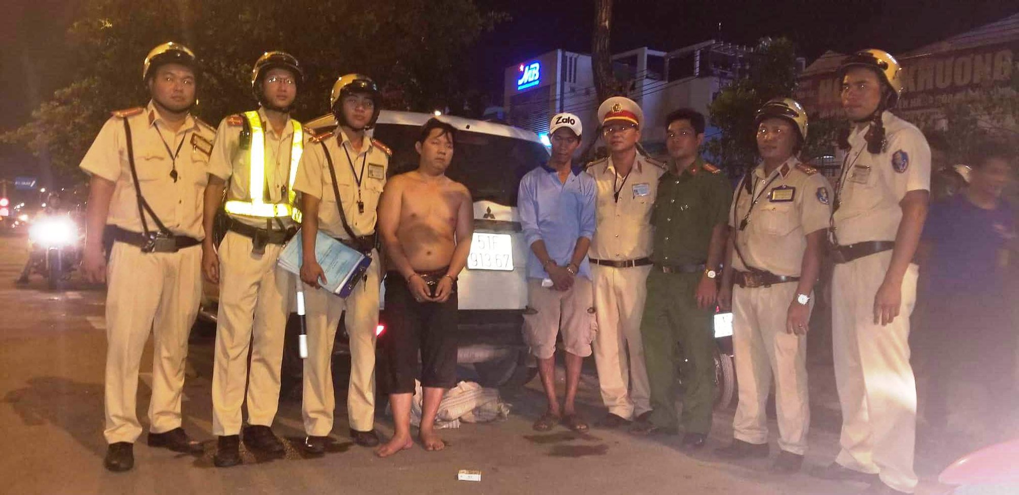 TP HCM: CSGT vây bắt 2 anh em ruột buôn lậu trốn trong bãi cỏ