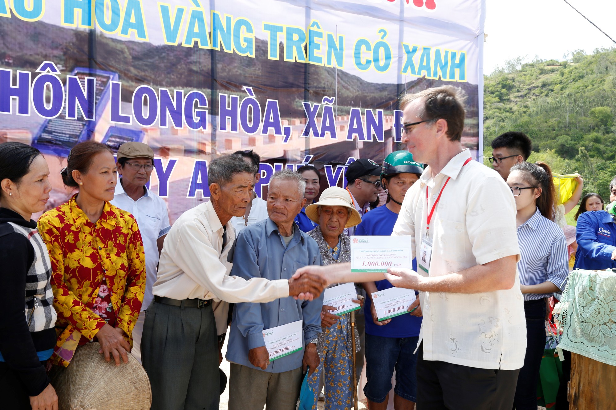 Sinh viên Trường ĐH Đông Á đóng góp xây dựng cầu Hoa vàng trên cỏ xanh - Ảnh 2.