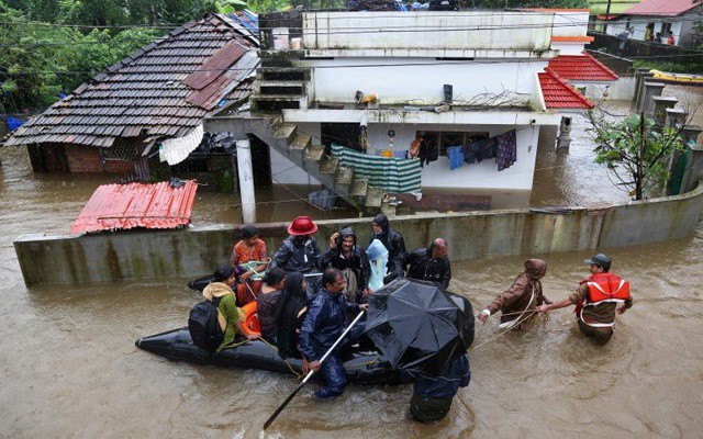 Vừa mở cửa nước tr&agrave;n v&agrave;o nh&agrave;, ra tới đường nước s&acirc;u đến cổ - Ảnh 5.