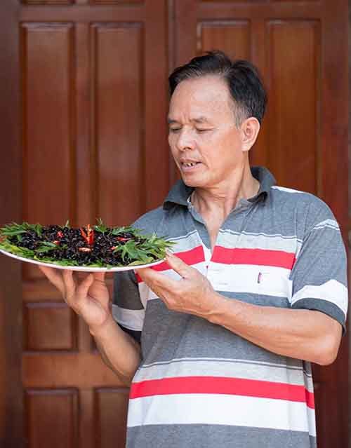 Dế x&agrave;o sả ớt - m&oacute;n ăn n&iacute;u ch&acirc;n du kh&aacute;ch ở L&acirc;m Đồng - Ảnh 7.