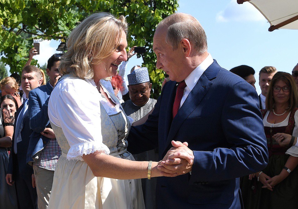 Ông Putin khiêu vũ với cô dâu tại đám cưới Bộ trưởng Ngoại giao Áo