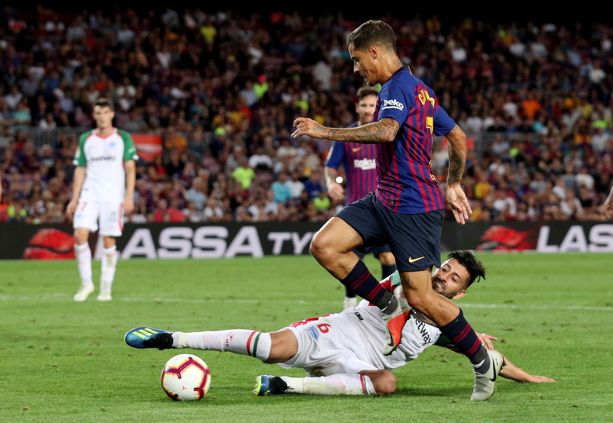 Messi lập c&uacute; đ&uacute;p, Barcelona đại thắng Alaves ng&agrave;y khai mạc - Ảnh 5.