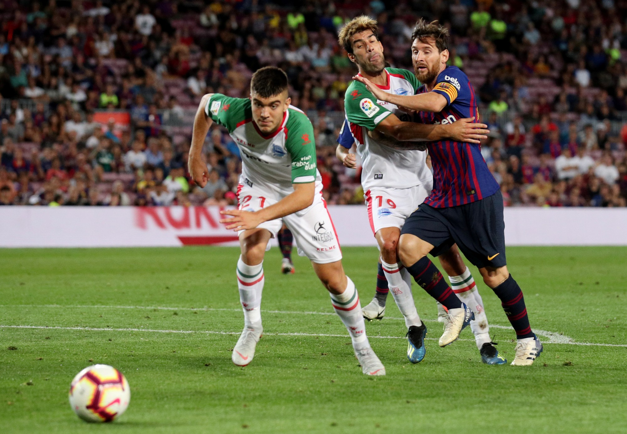 Messi lập c&uacute; đ&uacute;p, Barcelona đại thắng Alaves ng&agrave;y khai mạc - Ảnh 3.