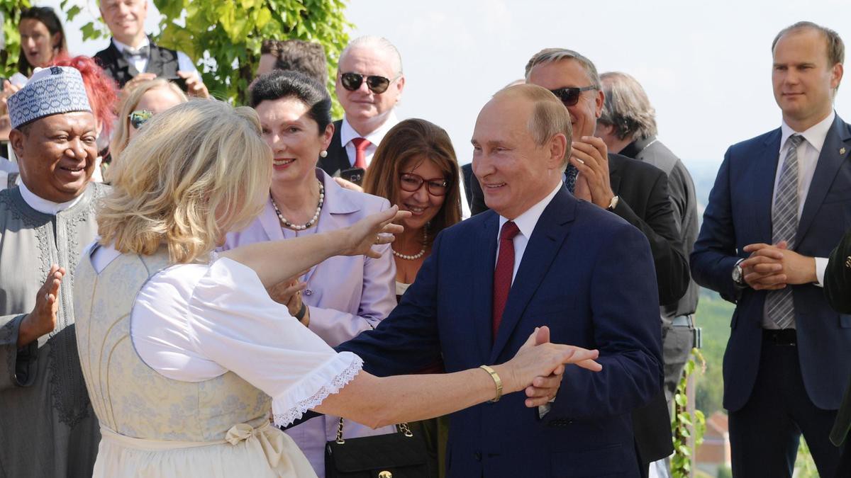 &Ocirc;ng Putin khi&ecirc;u vũ với c&ocirc; d&acirc;u tại đ&aacute;m cưới Bộ trưởng Ngoại giao &Aacute;o - Ảnh 2.