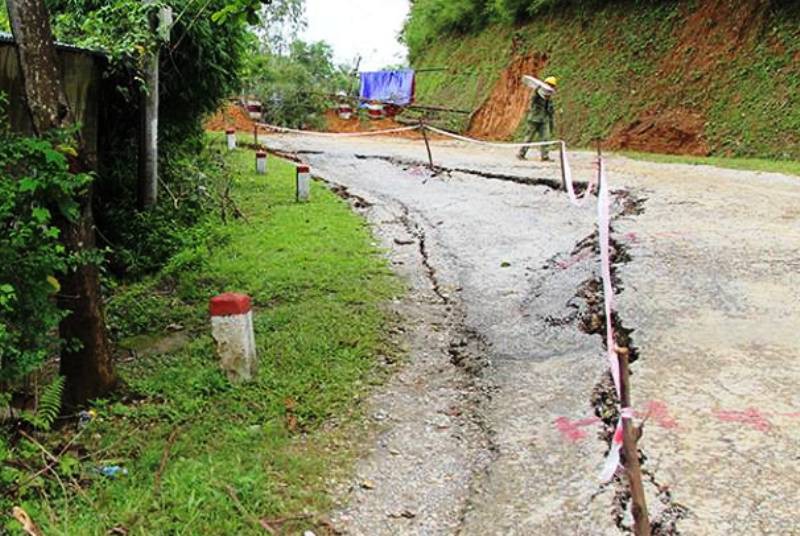 Thêm 8 căn nhà bất ngờ nứt toác, đổ nghiêng về phía sông Đà
