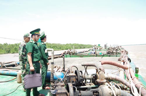 Vận chuyển trái phép lượng cát "khủng" trên sông Soài Rạp