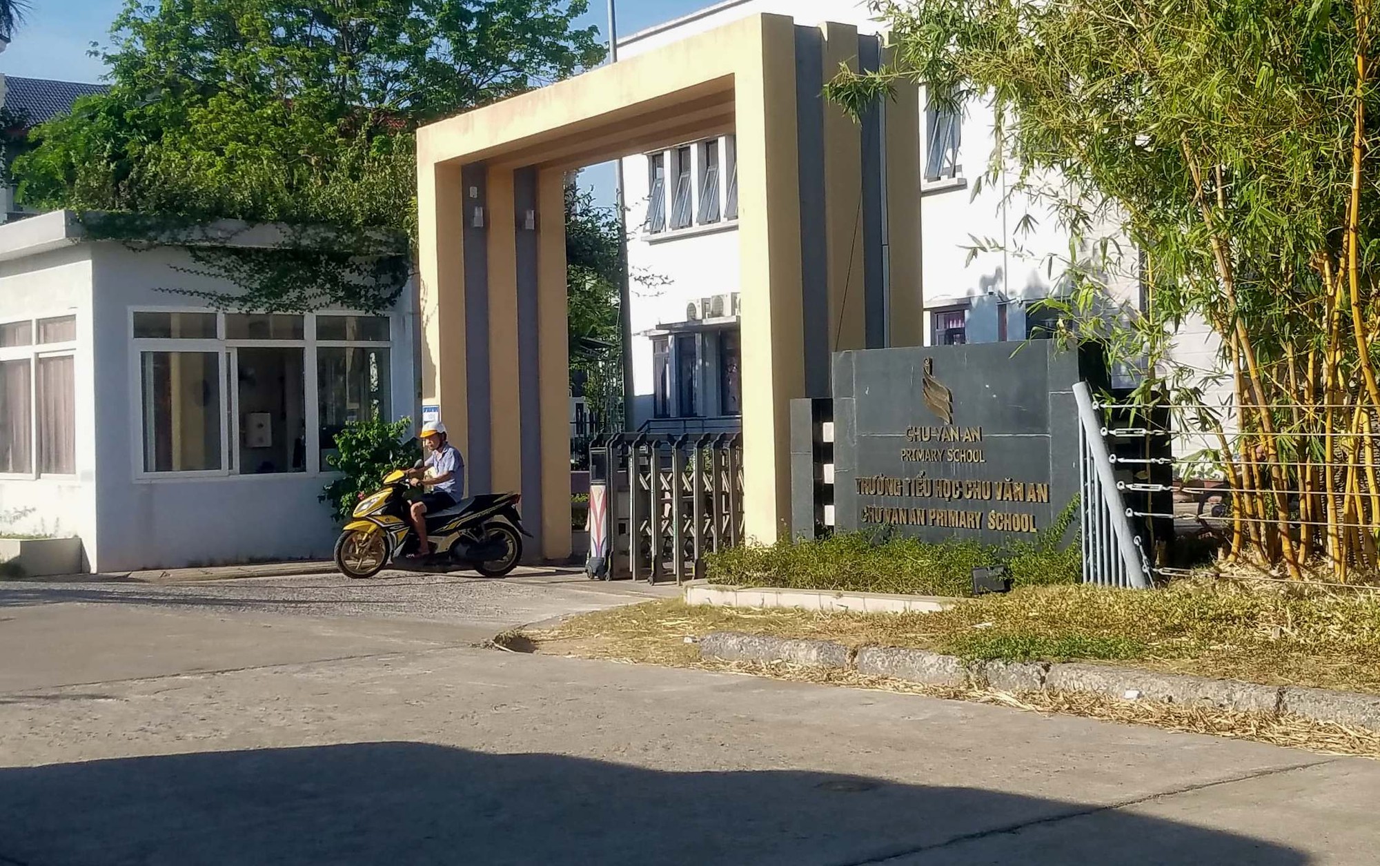 Muốn nghỉ việc, gi&aacute;o vi&ecirc;n phải đền 12 th&aacute;ng lương cho nh&agrave; trường? - Ảnh 1.