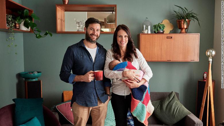 Sinh con được 6 tuần, Thủ tướng New Zealand trở lại làm việc