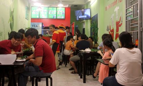 Chàng kỹ sư thu trăm triệu mỗi tháng từ bán bánh cuốn
