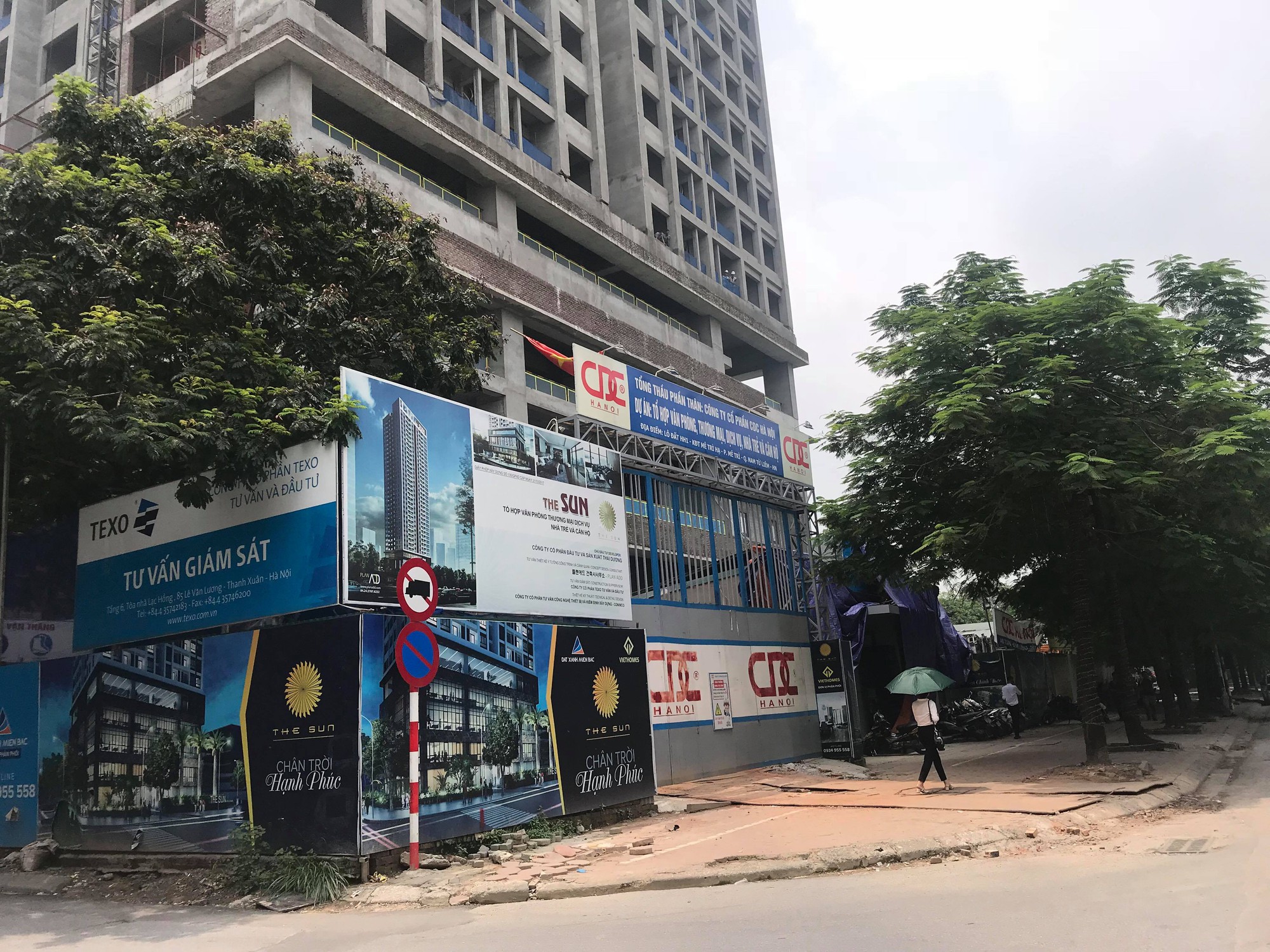 Cẩu công trình đứt cáp, sắt thép rơi trúng người đi đường