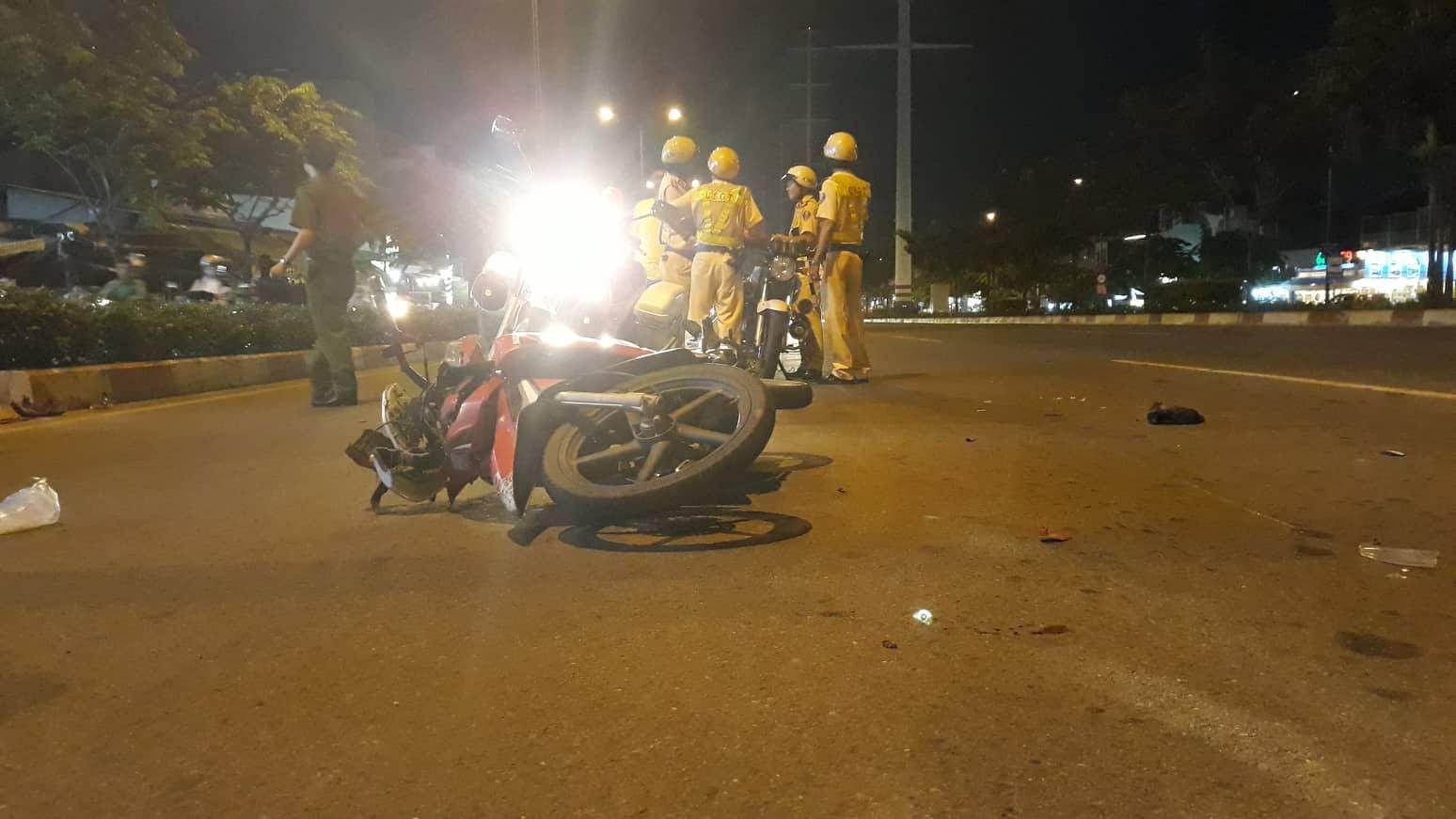 Xe máy lao vào làn ô tô, tông CSGT trên đường Phạm Văn Đồng