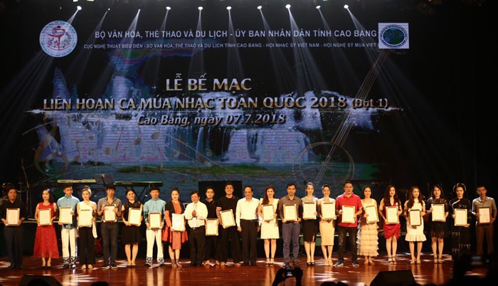 Noo Phước Thịnh, Hoa hậu Đỗ Mỹ Linh làm mới Liên hoan Ca múa nhạc toàn quốc - Ảnh 1.