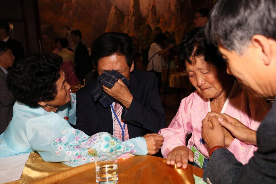 Nước mắt không thể ngừng tuôn trong cuộc đoàn tụ ngắn ngủi Hàn – Triều - Ảnh 4.