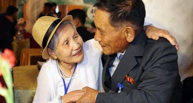 Nước mắt không thể ngừng tuôn trong cuộc đoàn tụ ngắn ngủi Hàn – Triều - Ảnh 1.