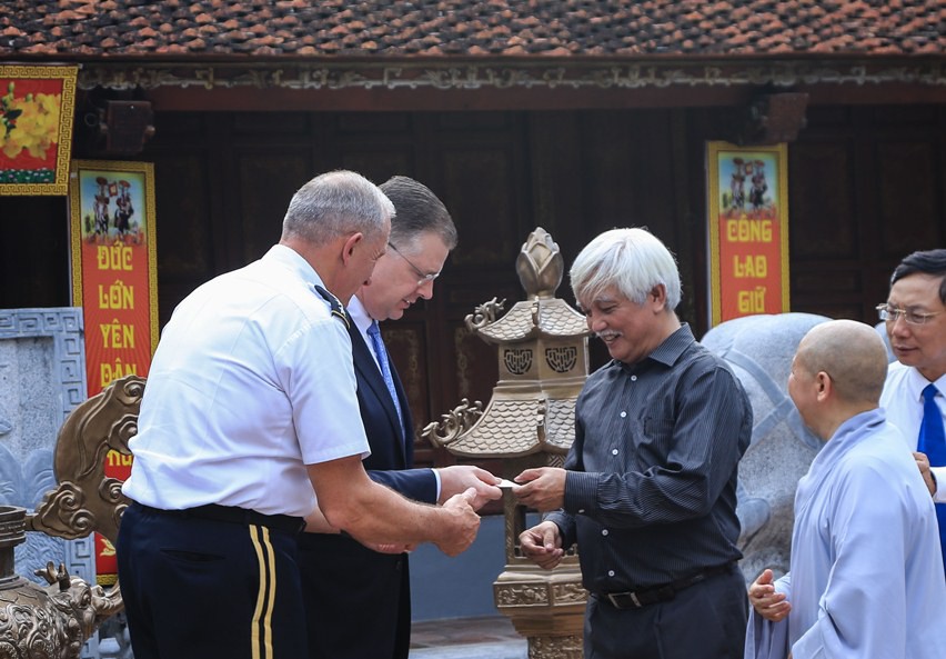 Đại tướng Mỹ thăm đền thờ Hai Bà Trưng - Ảnh 19.
