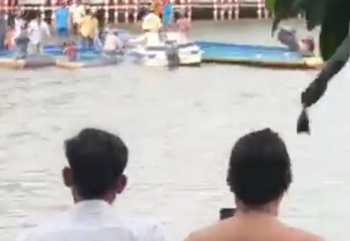 Đò dọc hết đăng kiểm lật úp, 1 người chết,  9 người may mắn bơi vào bờ