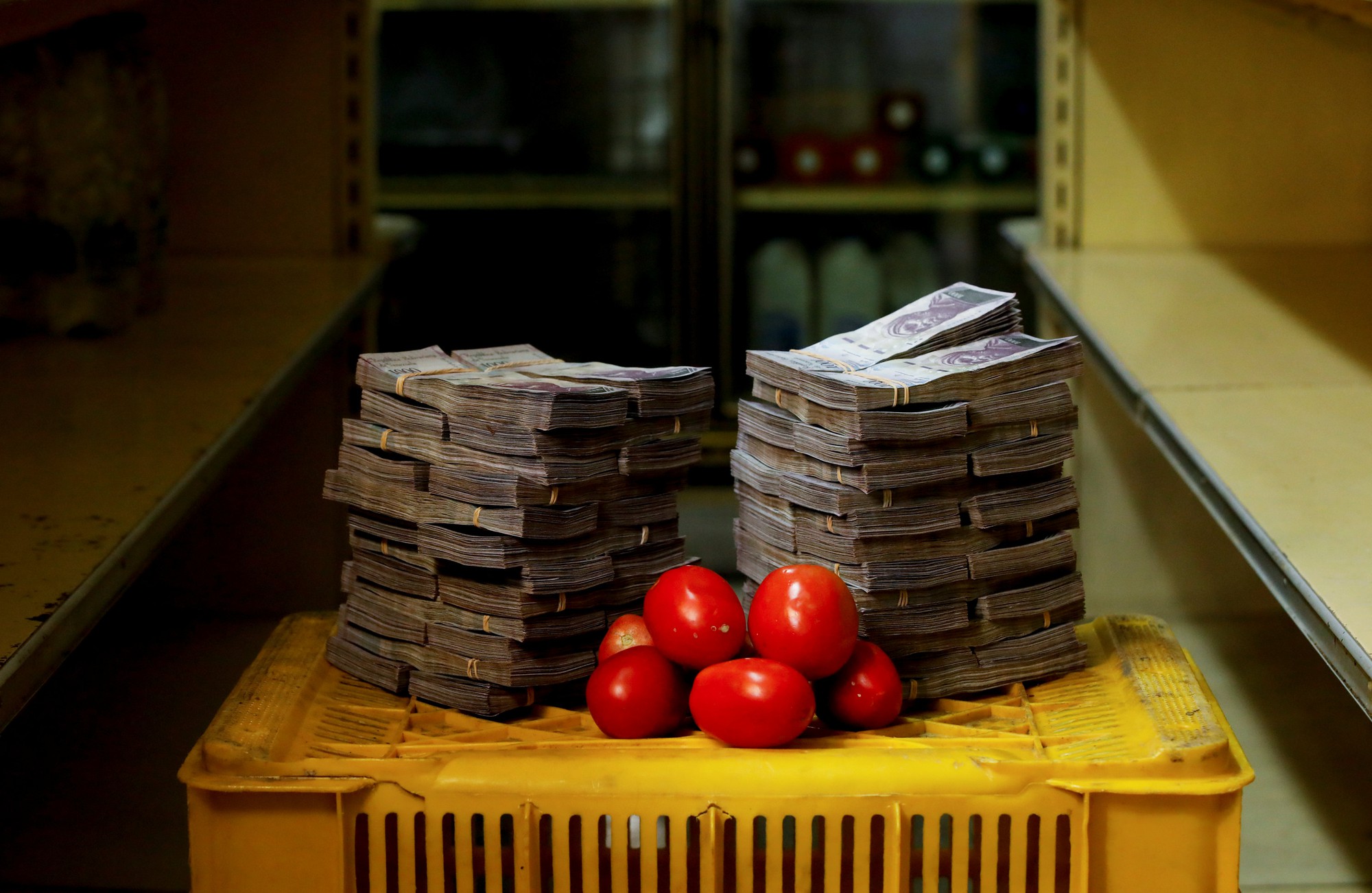 Mất giá khủng như tiền Venezuela: 1 kg thịt giá 9,5 triệu bolivar! - Ảnh 3.