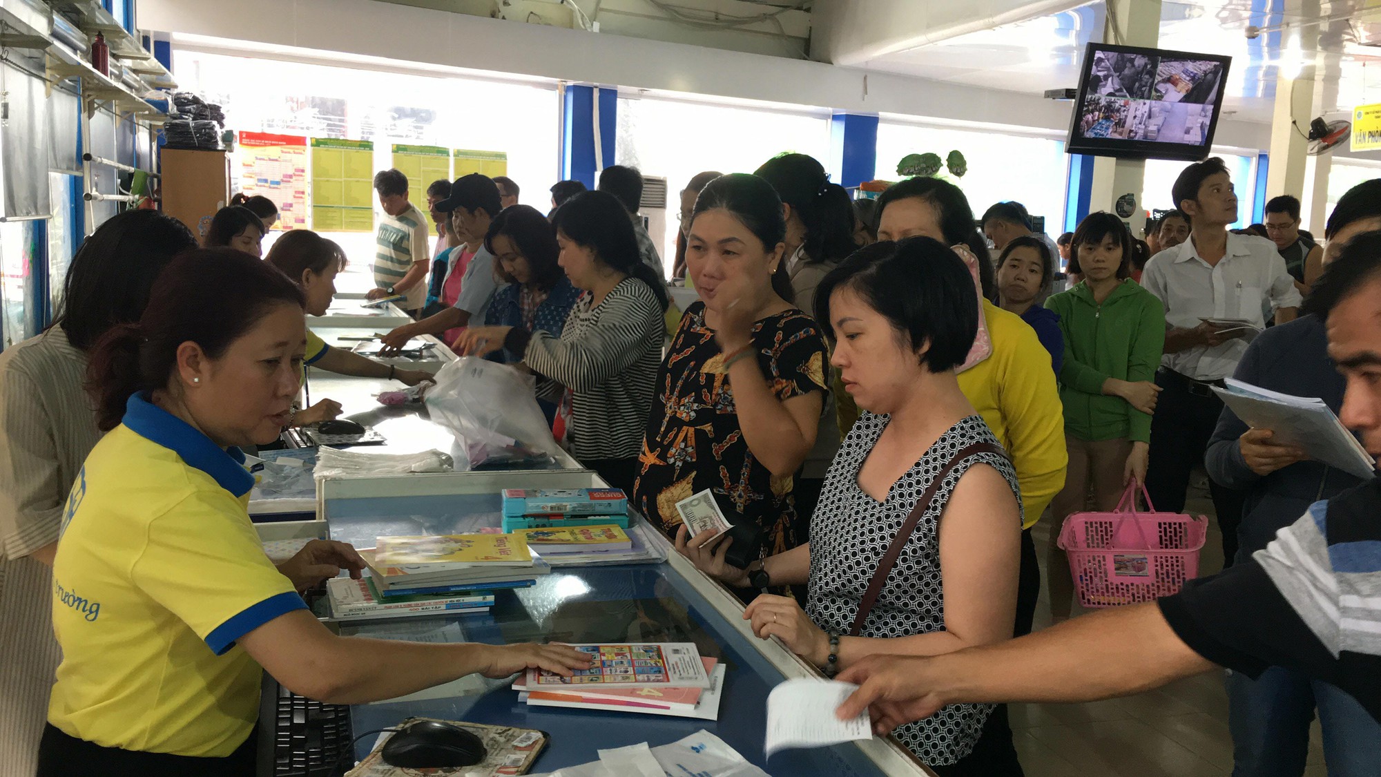 Khan hiếm s&aacute;ch gi&aacute;o khoa lớp 1 - Ảnh 1.
