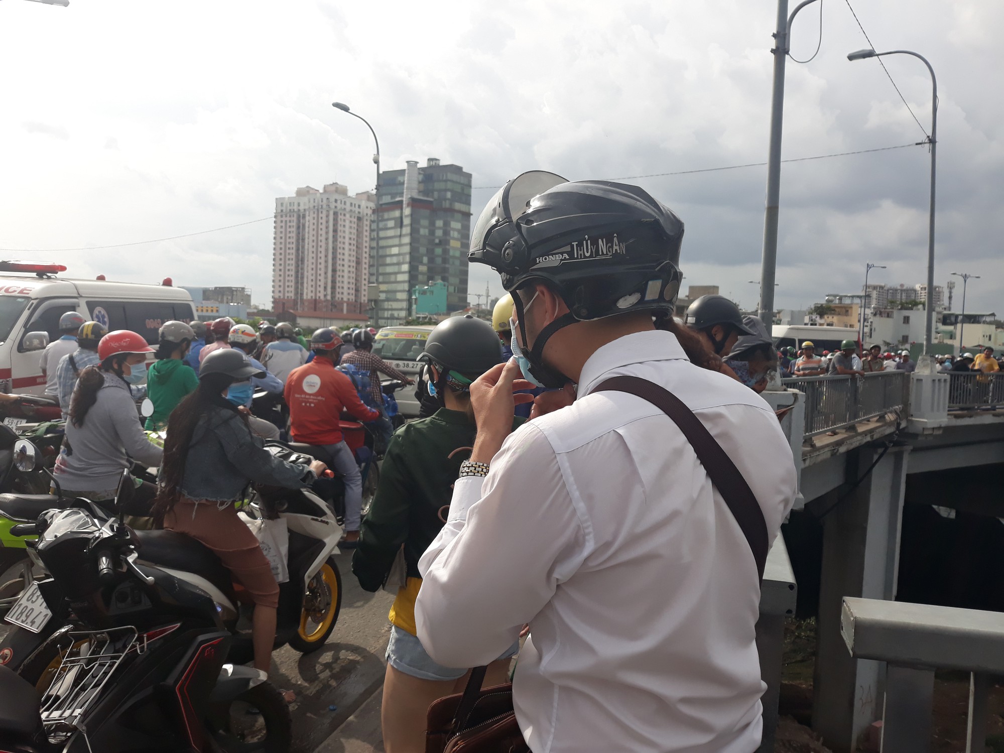 Nhảy cầu tự tử rồi ngoi lên... vẫy tay kêu cứu!