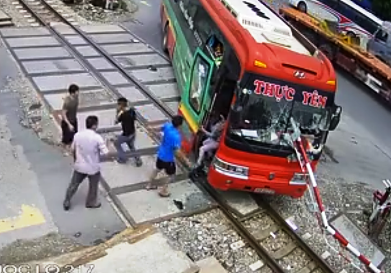 Thừa nhận bất ngờ với công an của tài xế xe khách tông gãy rào chắn tàu hỏa