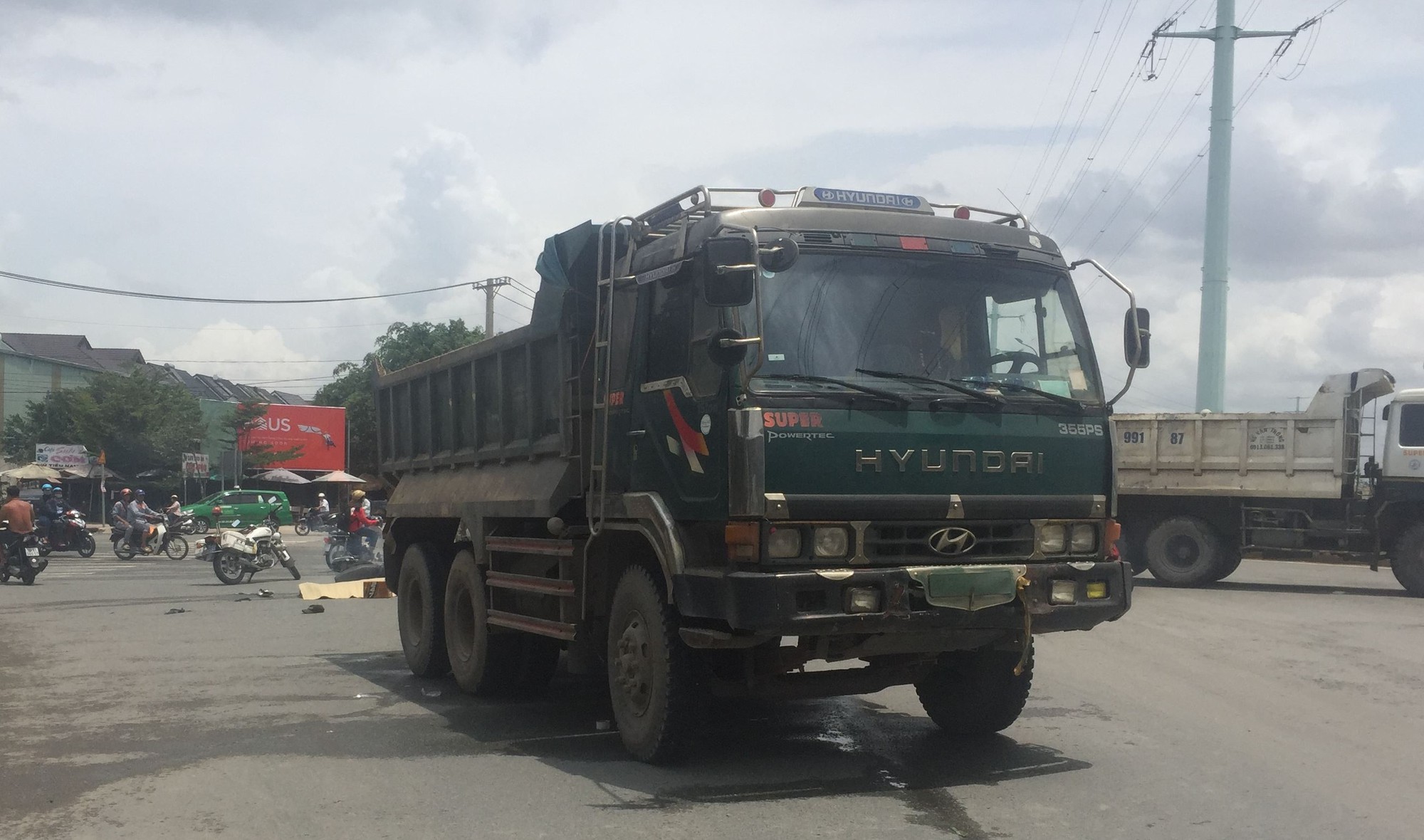 Cha ngây dại bên thi thể con tử nạn dưới bánh xe ben - Ảnh 1.