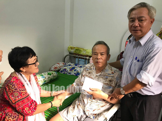 Thành ủy TP HCM trao tặng tiền cho NSƯT Giang Châu trị bệnh