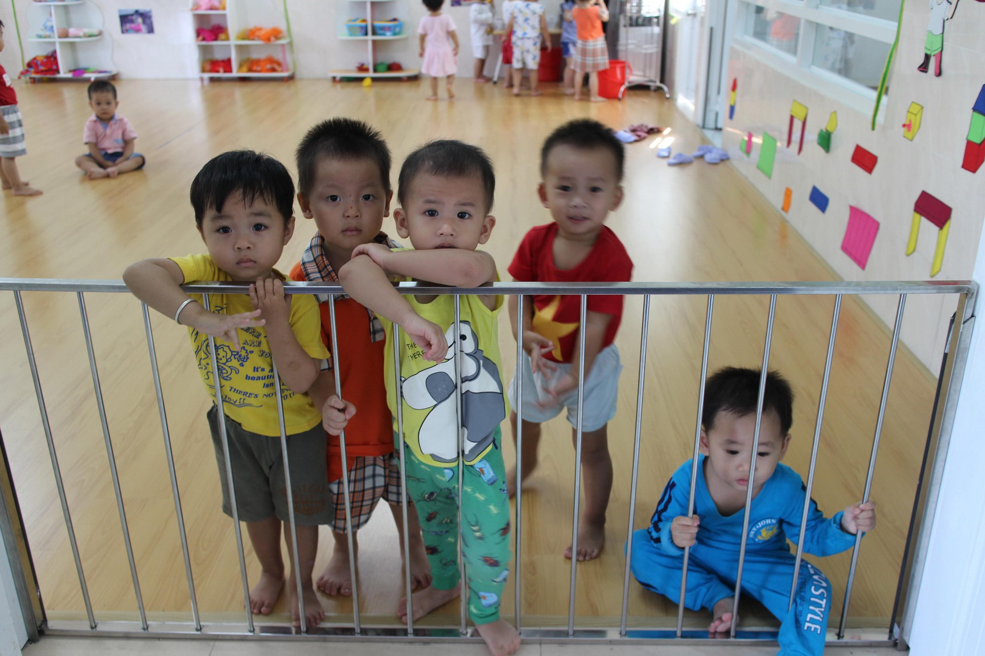 Con công nhân gian nan đến trường