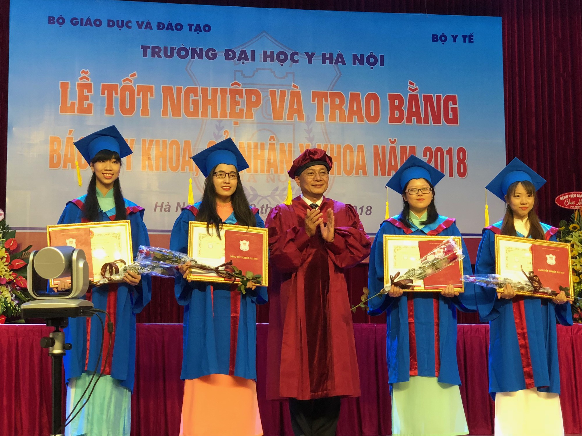 H&agrave;ng trăm t&acirc;n b&aacute;c sĩ h&ocirc; vang xin thề trong lễ tốt nghiệp - Ảnh 1.