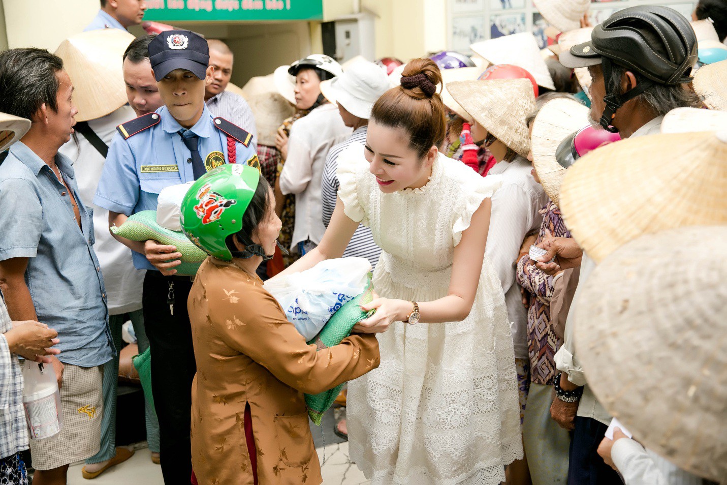 Hoa hậu Bùi Thị Hà trao quà cho người nghèo