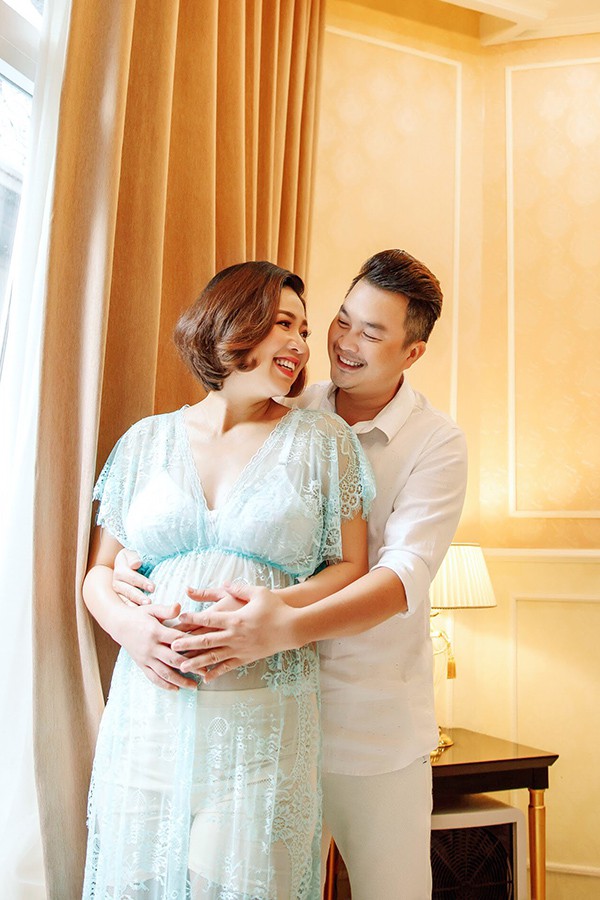 Lê Khánh chụp ảnh bầu làm kỷ niệm cùng ông xã - Ảnh 4.