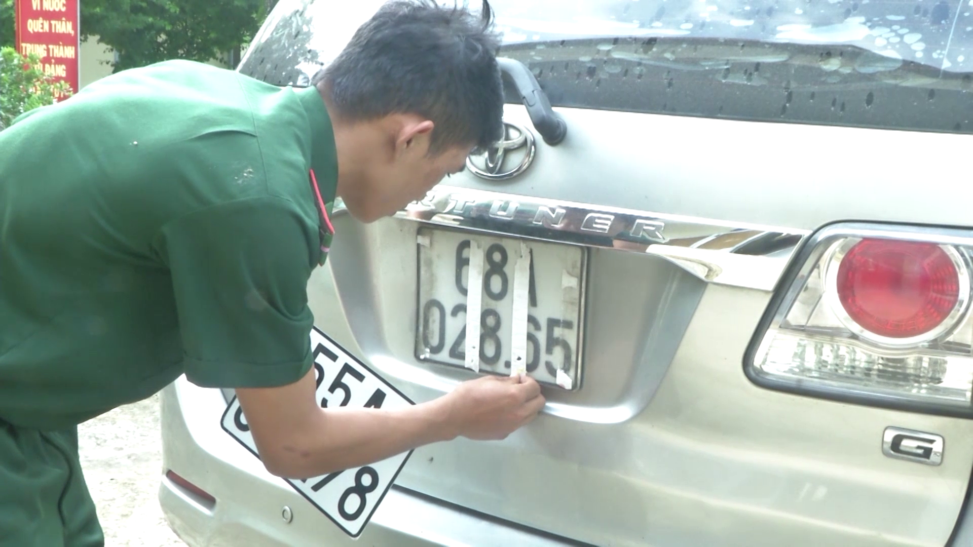 Ô tô chở thuốc lá lậu thủ hàng loạt biển số đỏ giả - Ảnh 1.