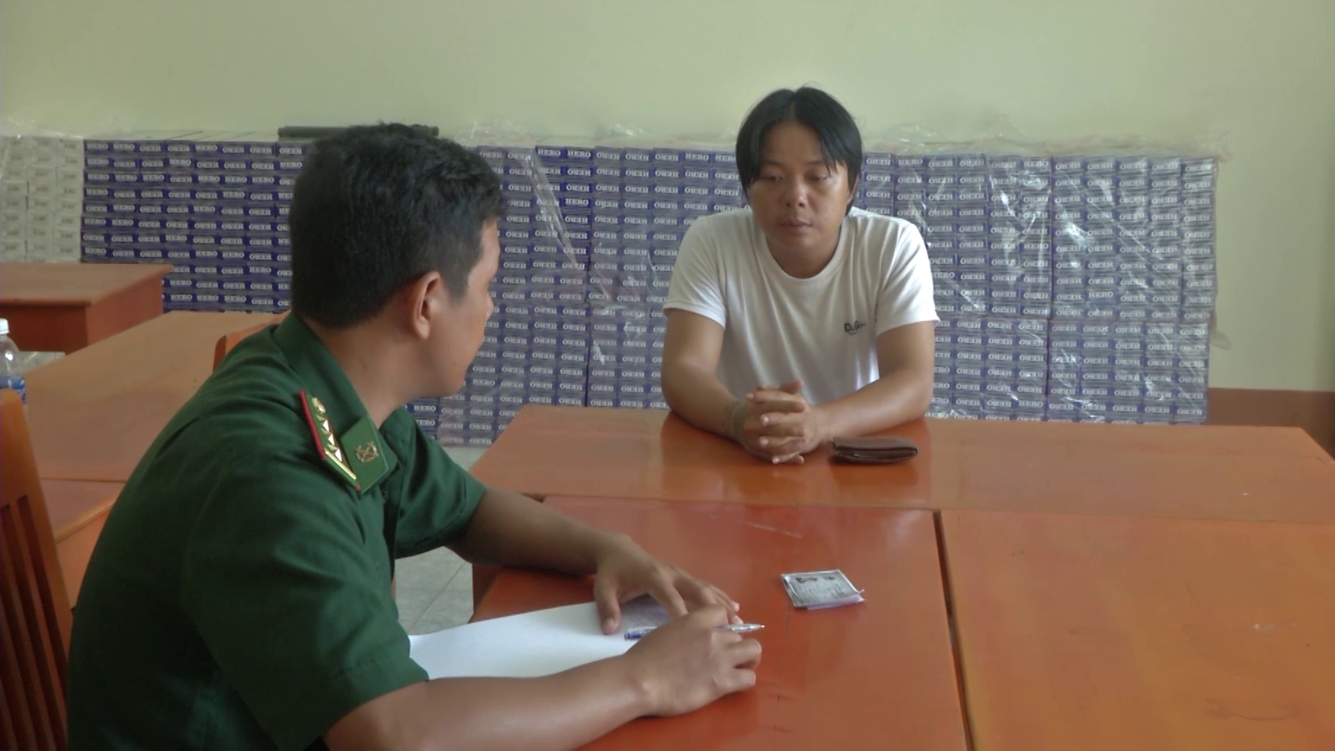 Ô tô chở thuốc lá lậu thủ hàng loạt biển số đỏ giả - Ảnh 2.