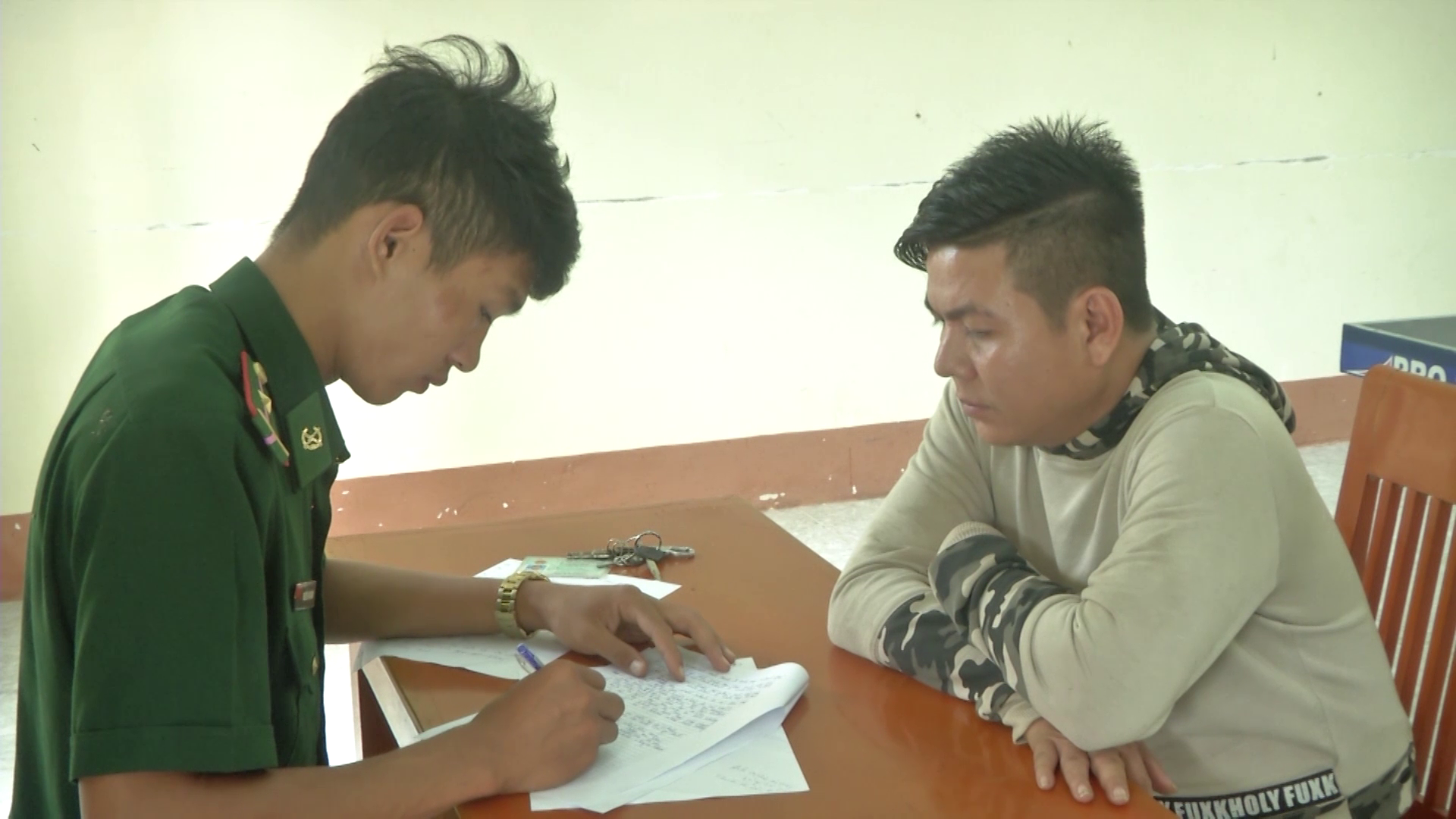 Ô tô chở thuốc lá lậu thủ hàng loạt biển số đỏ giả - Ảnh 3.